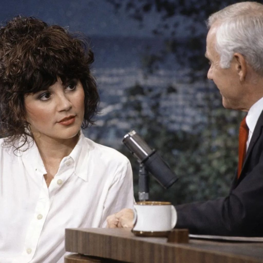IN 1986, LINDA RONSTADT WALKED ONTO THE JOHNNY CARSON STAGE — AND MADE